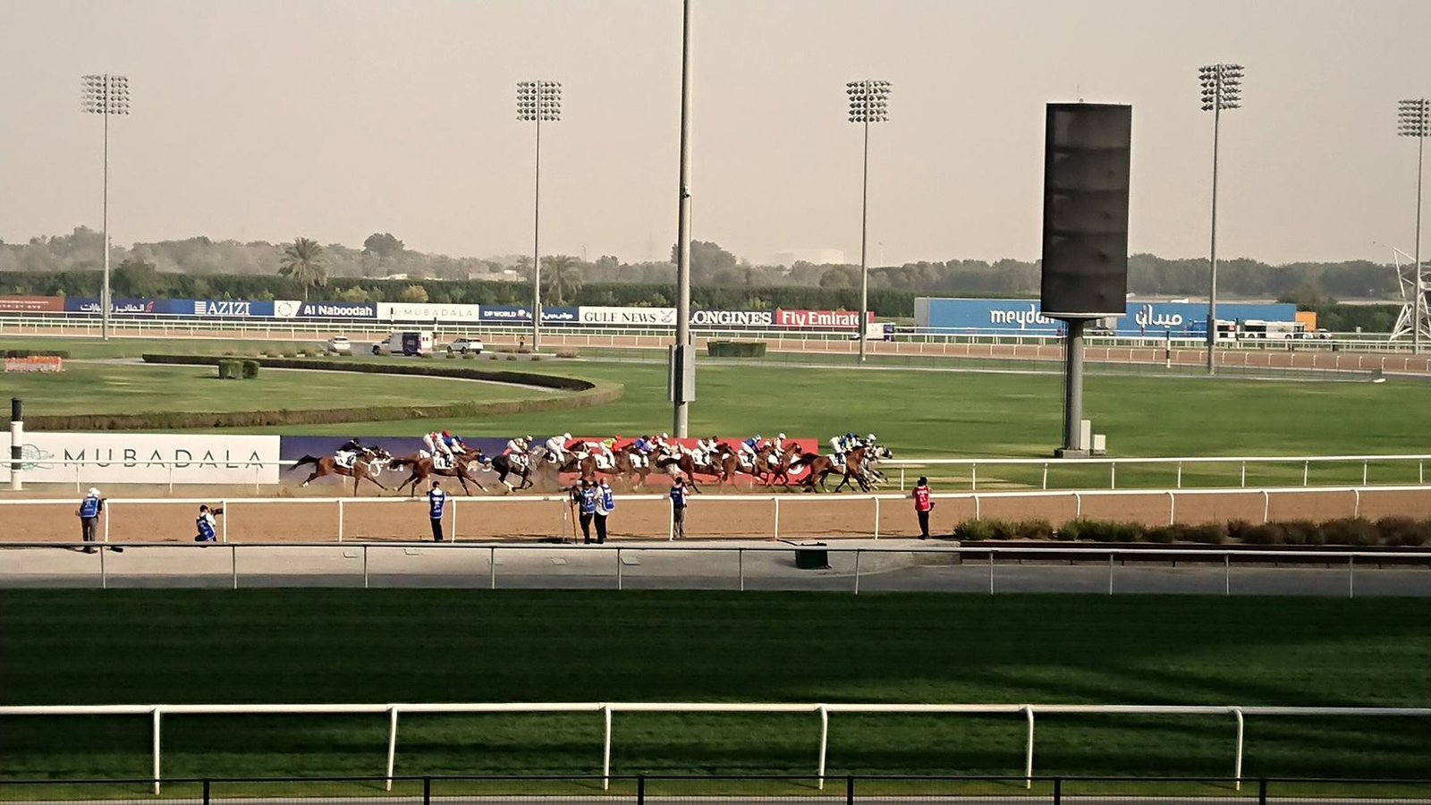 Thoroughbreds racing down the Meydan straight
